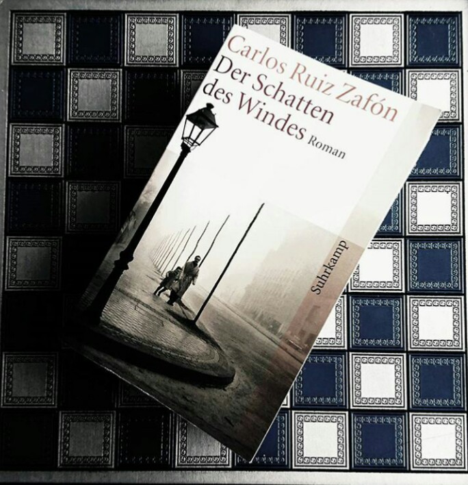 Autor Von Der Schatten Des Windes Codycross Carlos Ruiz Zafón – Der Schatten des Windes – Letusreadsomebooks