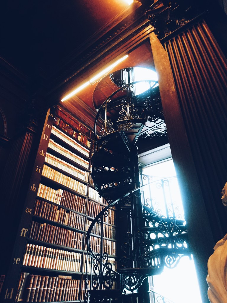 Trinity College Library Longroom Bibliothek Dublin